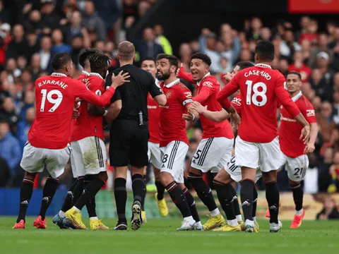 Án chồng án, Man Utd lại bị FA trừng phạt