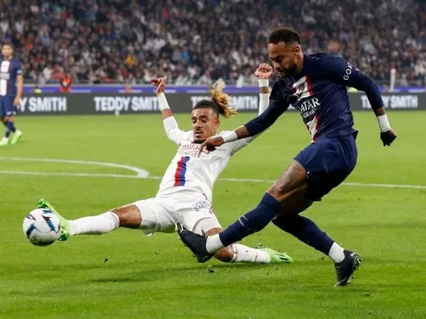 Man United, Barcelona tranh mua hậu vệ phải Lyon