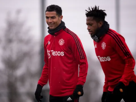 Ronaldo, Fred tươi rói trên sân tập