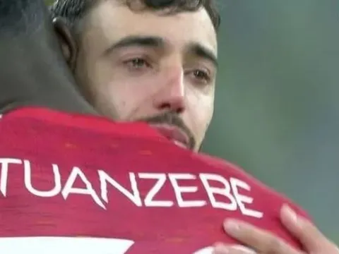 Man Utd bại trận, Bruno Fernandes khóc sưng húp cả mắt