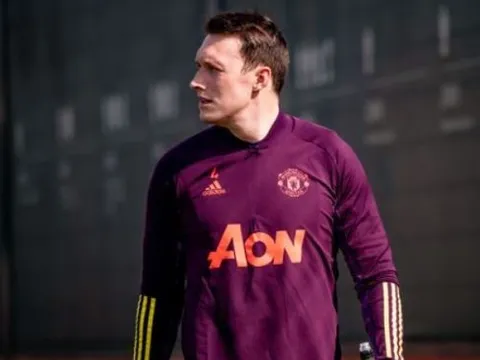 Man Utd biến Phil Jones trở thành 'vật bất di bất dịch'