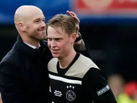 Man Utd cho De Jong điều Barcelona không thể