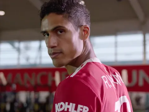 Man Utd phát thông báo chính thức về Varane