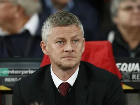 "Man Utd không cần mua cầu thủ, thay Solskjaer bằng người đó là được"