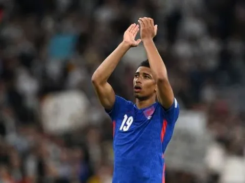 Man Utd kiên trì theo đuổi tiền vệ Dortmund