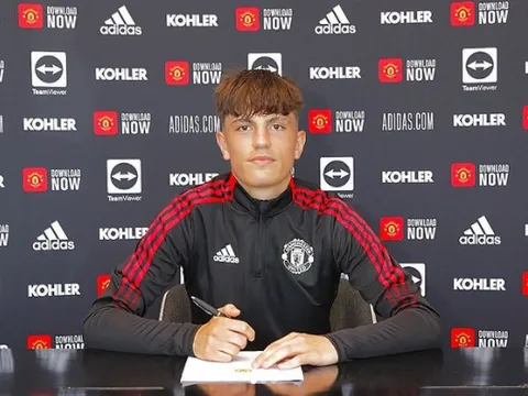Man Utd ký hợp đồng với sao trẻ chạy cánh 17 tuổi