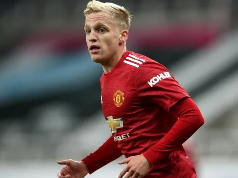 Man Utd sẵn sàng đổi Van de Beek lấy “lãng tử thành Turin”