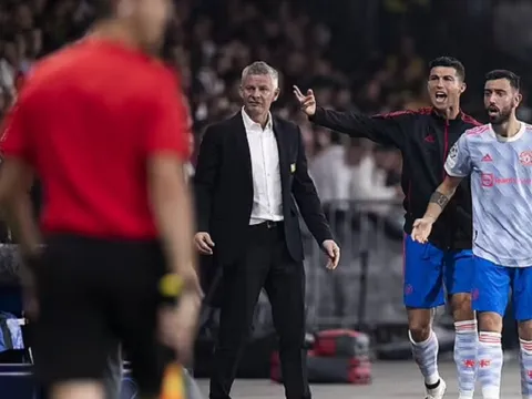 Man Utd sẽ gặp nguy nếu Solskjaer không thể tạo ra cái uy trước Ronaldo