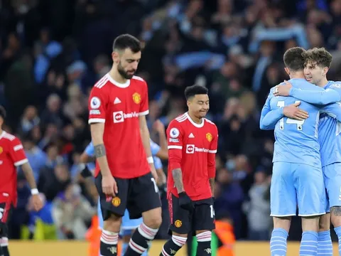 Chris Sutton: Man Utd nên tống khứ 10 cầu thủ