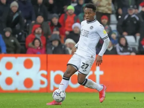 Man Utd thực hiện động thái khôn ngoan với Ethan Laird