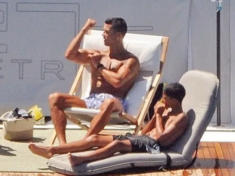 Man Utd trở lại tập luyện, Ronaldo vẫn 'thả ga' tận hưởng kỳ nghỉ