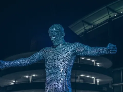 Fan M.U thắc mắc khi M.C đặt tượng giống Rooney bên ngoài Etihad