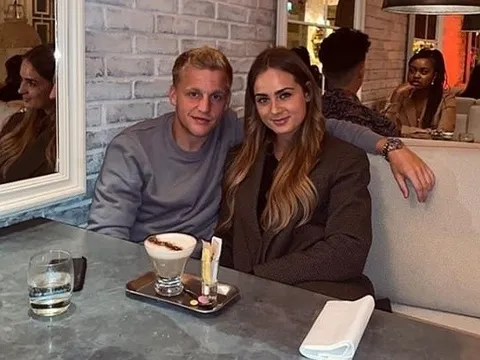 Van de Beek mặn nồng bên bạn gái