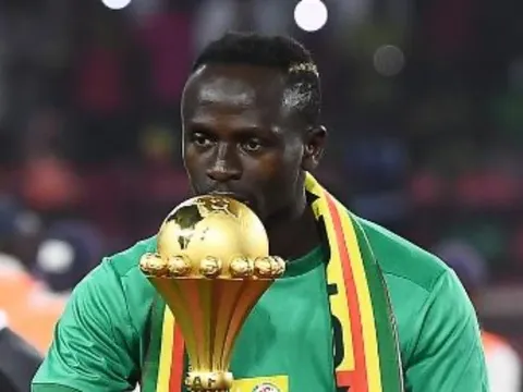 Mane đánh bại Salah, Drogba có lời nhắn gửi