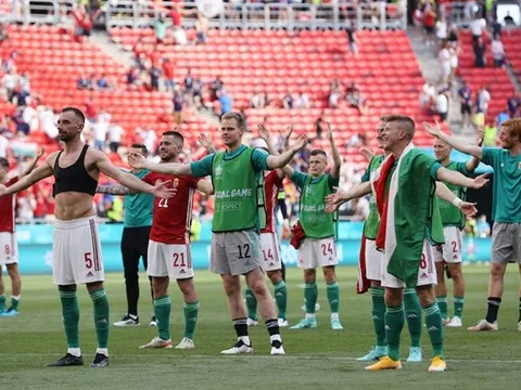Cầm hòa Pháp, HLV Hungary bật khóc