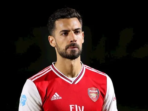 Arsenal 'mở rộng cửa' tiễn trung vệ