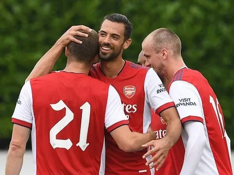 Tân binh Serie A giải cứu hậu vệ Arsenal