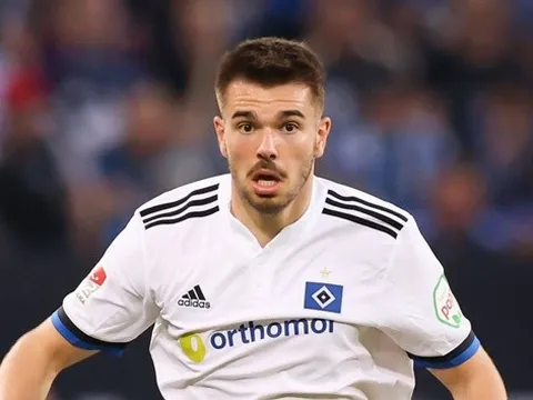 Liverpool trinh sát trung vệ cao 1m89