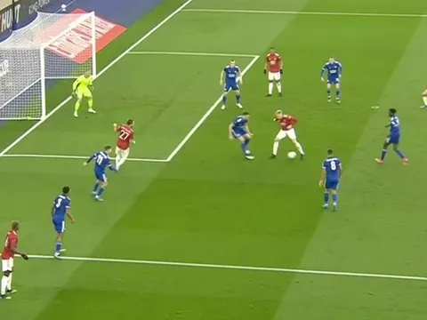 Ở Man Utd lúc này, có 1 cầu thủ như 'gã lang thang lạc lõng' trên sân