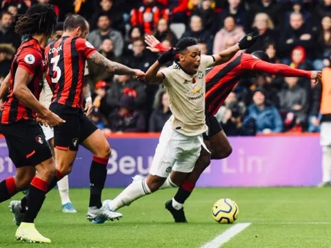 Martial ngã, vì sao Man Utd không được hưởng phạt đền?