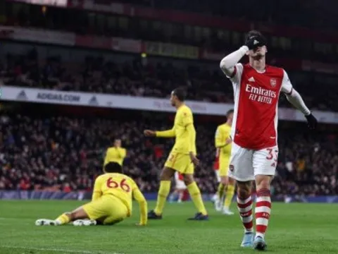 Ngựa chiến Arsenal xâu kim Henderson; Thiago có 2 bộ mặt trong 3 phút