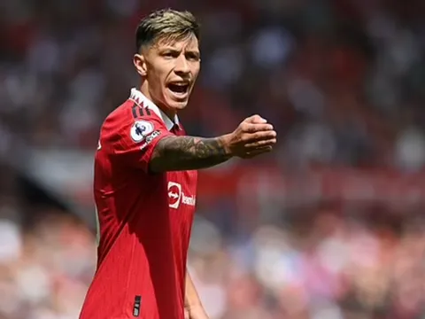 "Lisandro Martinez trong hàng thủ, trông cậu ta thật tồi tệ"