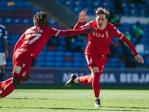 'Báu vật' Carrington bùng nổ khiến sao Man Utd phải 'trố mắt'