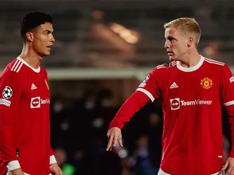 Mata so sánh thú vị giữa Ronaldo và Van De Beek