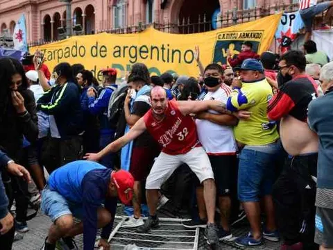 Máu và nước mắt đã rơi! Đám tang Diego Maradona chìm trong bạo loạn