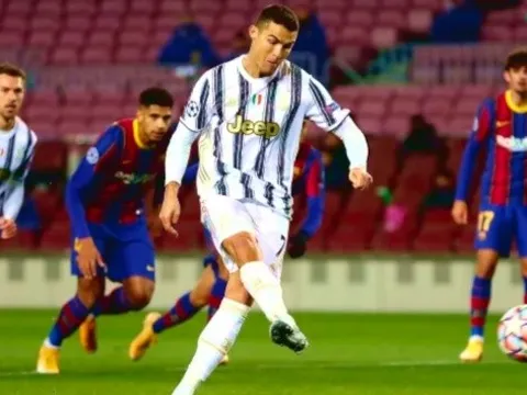 Juventus "trả thù" Barcelona trên mạng xã hội