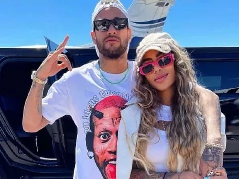 Máy bay chở Neymar phải hạ cánh khẩn cấp