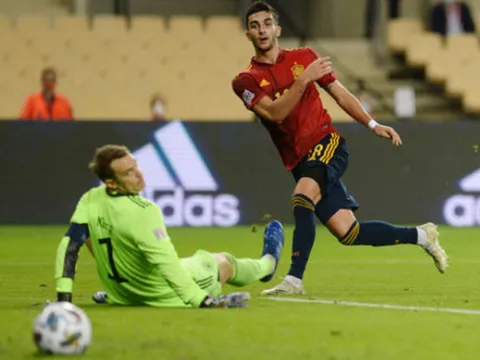 "Máy chạy" Ferran Torres đã xé nát hàng thủ Đức ra sao?