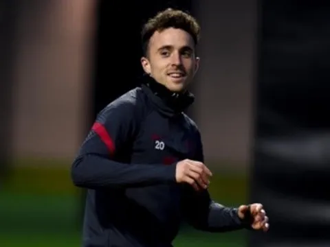 'Máy chạy' và kẻ đa năng xuất hiện, hàng thủ Liverpool được cứu rỗi