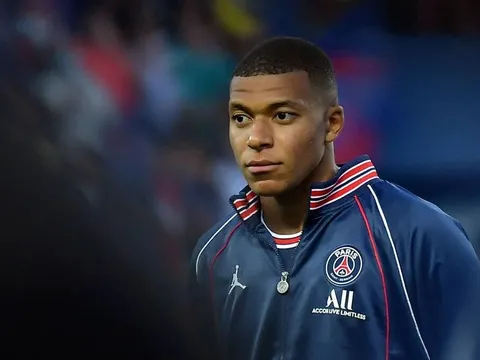 Người hâm mộ PSG treo băng rôn xin Mbappe ở lại