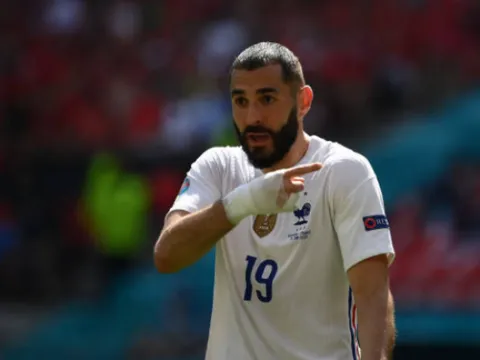 Mbappe "dọn cỗ", Benzema vẫn bỏ lỡ khó tin