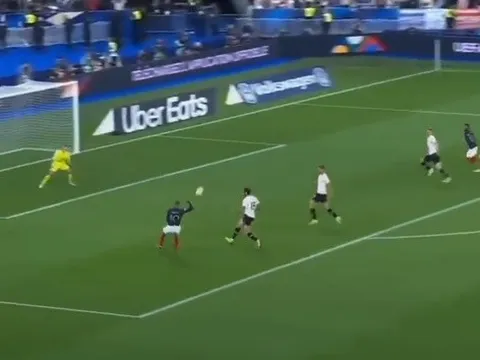 Mbappe gây cười với 2 khoảnh khắc tệ hại