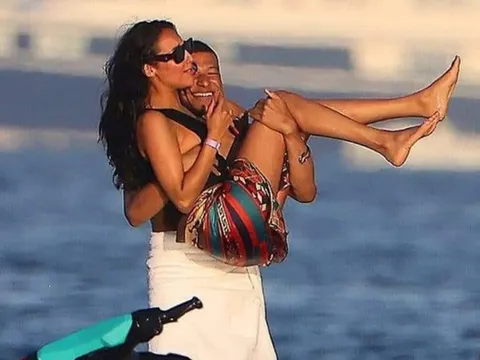 Mbappe hẹn hò người mẫu chuyển giới lớn hơn 9 tuổi