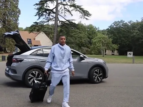 Mbappe lộ diện tại ĐT Pháp trong vô vàn tranh cãi