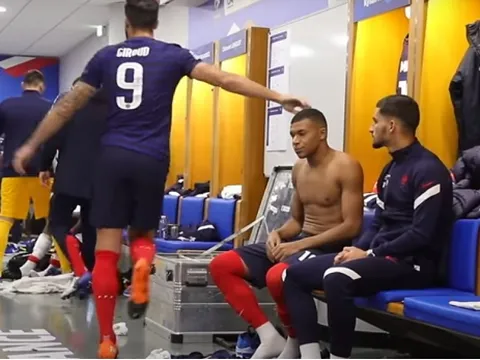 Mbappe nhăn mặt vì bị Giroud đối xử như trẻ con