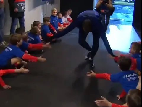 Mbappe thu hút mọi ánh nhìn bởi hành động cực nhỏ nhưng đầy thân thiện