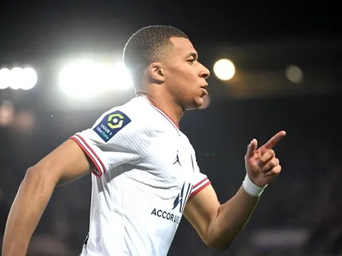 Mẹ Mbappe tiết lộ 2 lời đề nghị từ Real và PSG