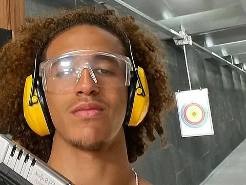 Sợ Ten Hag, sao M.U xóa ảnh chụp với súng