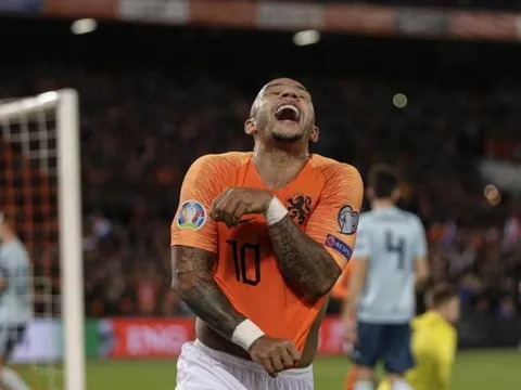 Fan Quỷ đỏ: "Mua lại cậu ấy, đây là thời điểm hoàn hảo"