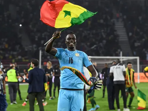 Chủ tịch FIFA trao tặng Mendy giải thưởng danh giá