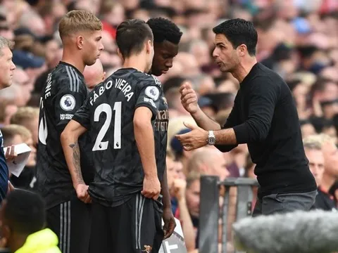 Merson đồng ý với Neville về sai lầm của Arteta