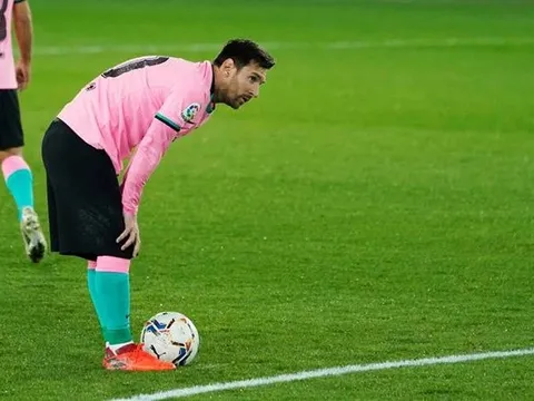 Messi bình an vô sự sau khi "dằn mặt" trọng tài, NHM tỏ rõ sự bất bình