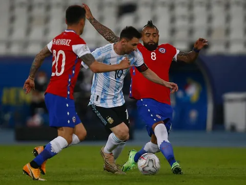Messi cô đơn cùng cực, đối đầu rừng cầu thủ Chile mà không ai hỗ trợ