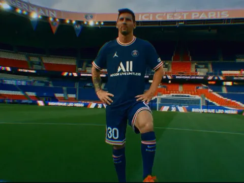 Messi cool ngầu trong ngày ra mắt PSG