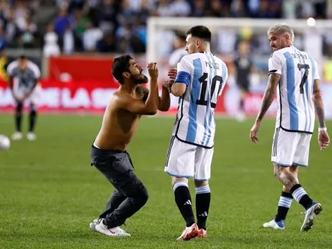 Messi hoảng hồn khi được xin chữ ký