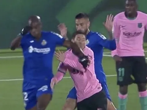 Messi lãnh cùi chỏ từ đối thủ, cựu chủ tịch Barca nổi điên